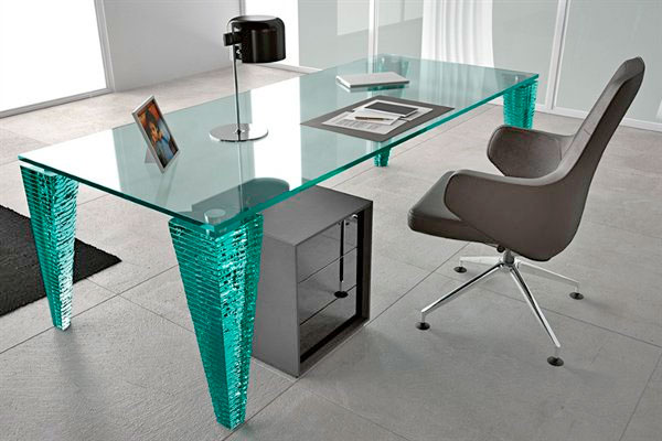 Без специальных держателей такой стол из стекла был бы невозможен. стол из стекла и фурнитура
